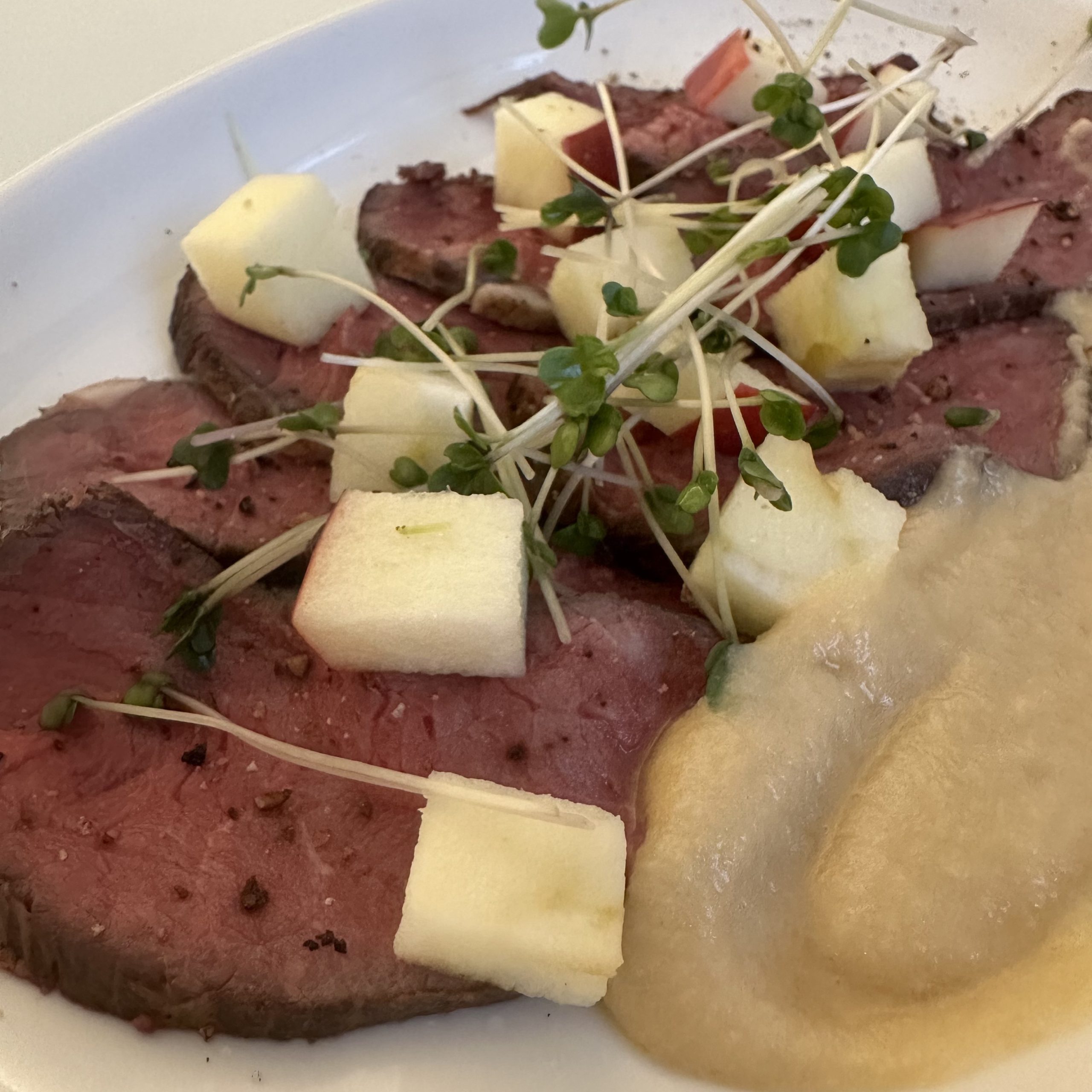 - 12月の旬菜 -<br />
鹿肉の低温調理<br />
リンゴのビネグレットソース